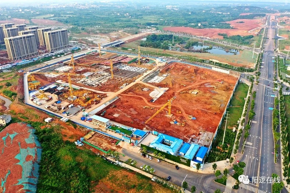 今日(5月30日),阳逻万达广场项目工地建设热火朝天(图:冯伟华)