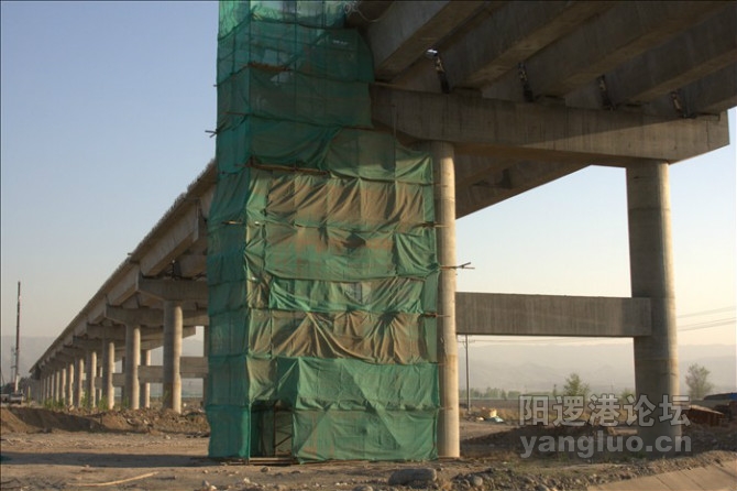 石河子市的连接南区和老城的公路桥局部.jpg