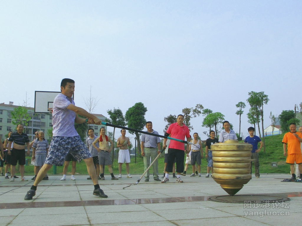 江城兴起陀螺热12.jpg