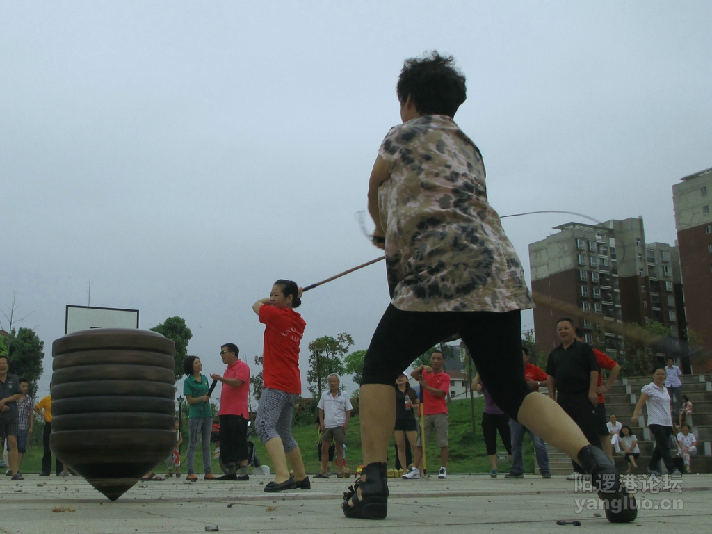 688斤陀螺王在阳逻转得欢21.jpg