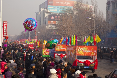 07万人空巷闹元霄.jpg