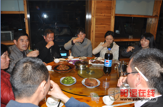 大家共同举杯，来干完一杯，再来一杯。
