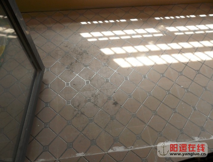 主卧阳台刚铺的瓷砖.jpg