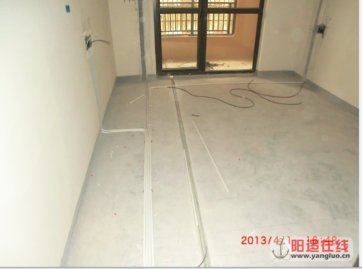 主卧有根水管到阳台.jpg