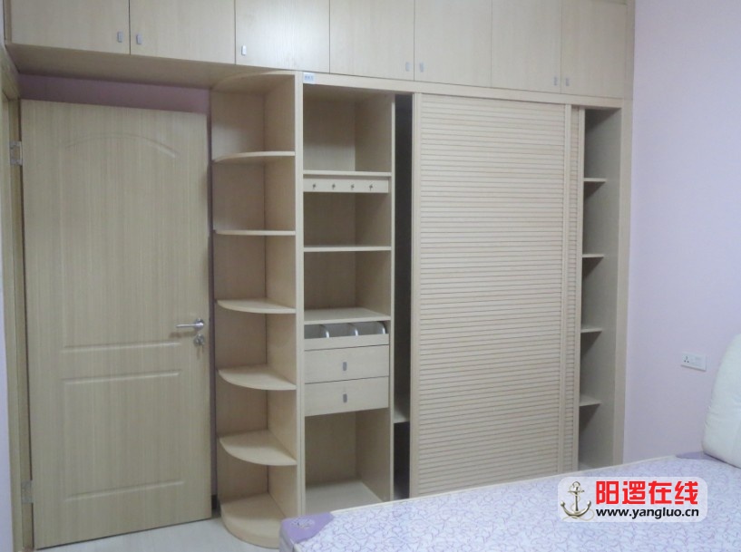 主卧衣柜做的很好 墙本来不平的 硬是给他们做的一点缝隙没有 颜色和门差不多 很完美（索菲亚的员工来复尺3次 ...