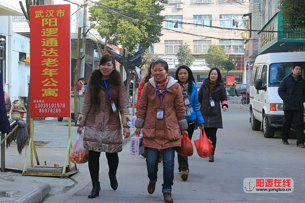 商东社区群干与老人共度新年_2.jpg