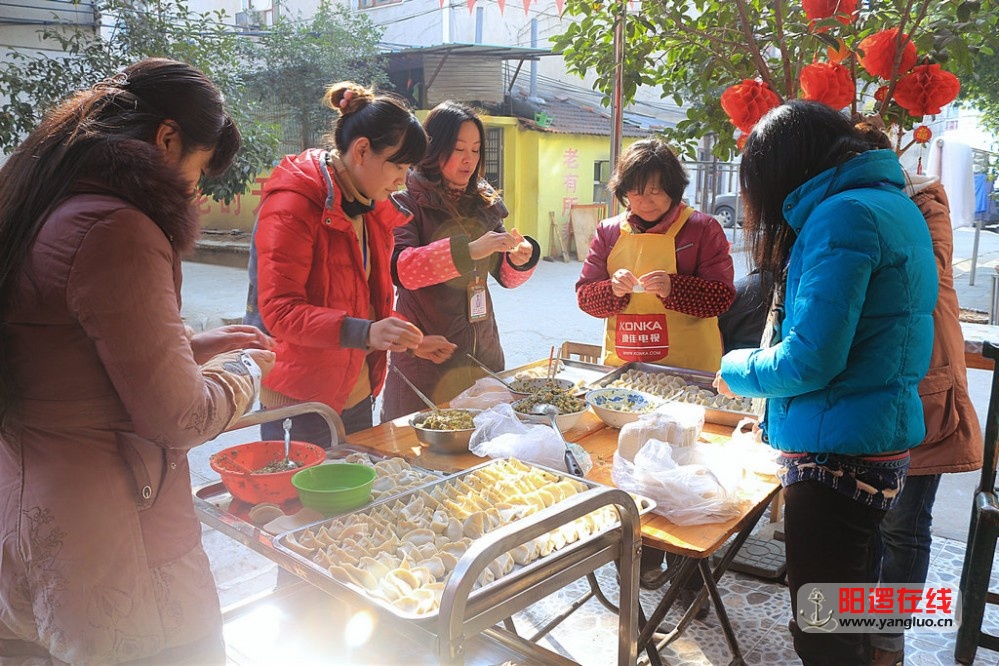 商东社区群干与老人共度新年_10.jpg