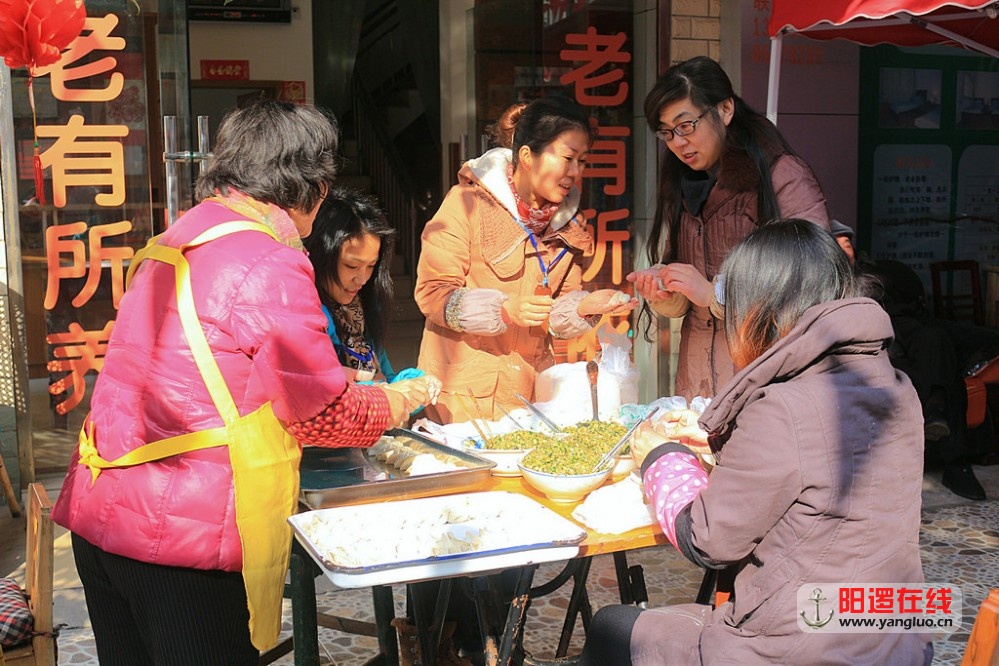商东社区群干与老人共度新年_14.jpg