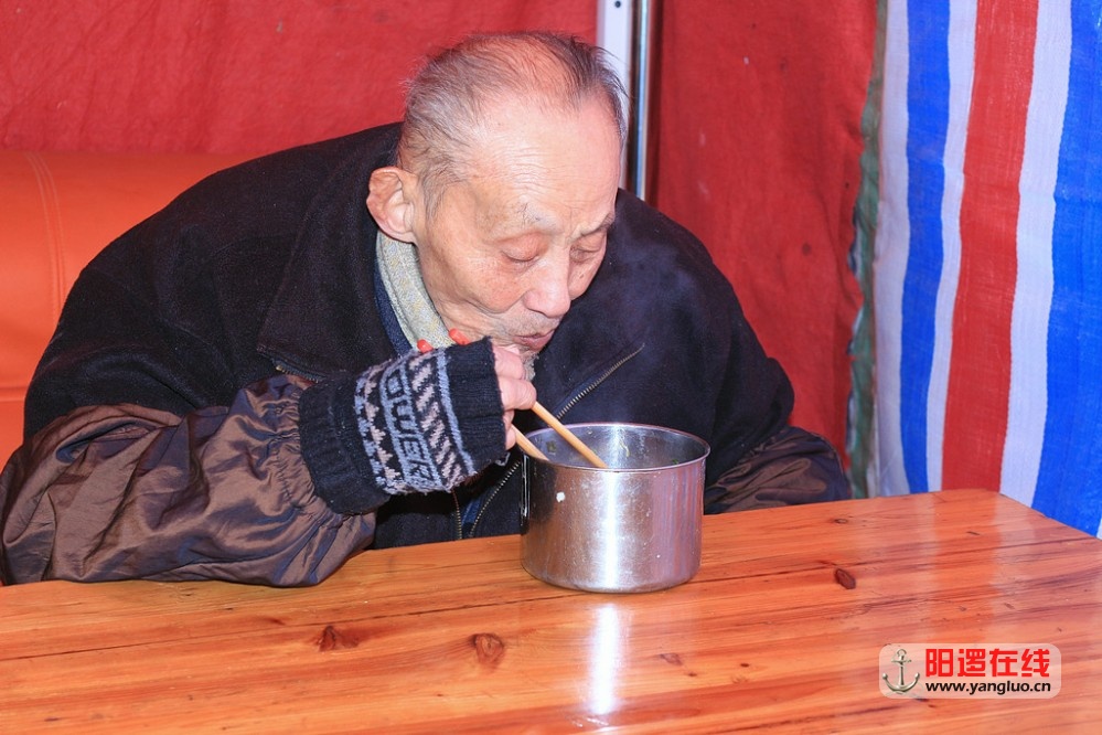 商东社区群干与老人共度新年_21.jpg