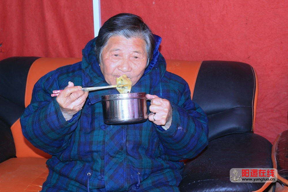 商东社区群干与老人共度新年_23.jpg
