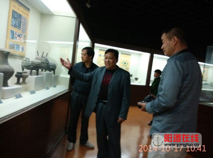 谢馆长讲解文物的由来（左其第二位为新洲博物馆谢馆长）