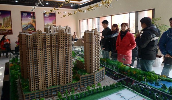 购房者参观半山逸品沙盘