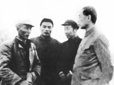 周恩来总理（右一）视察新洲。左一为童庆启.jpg