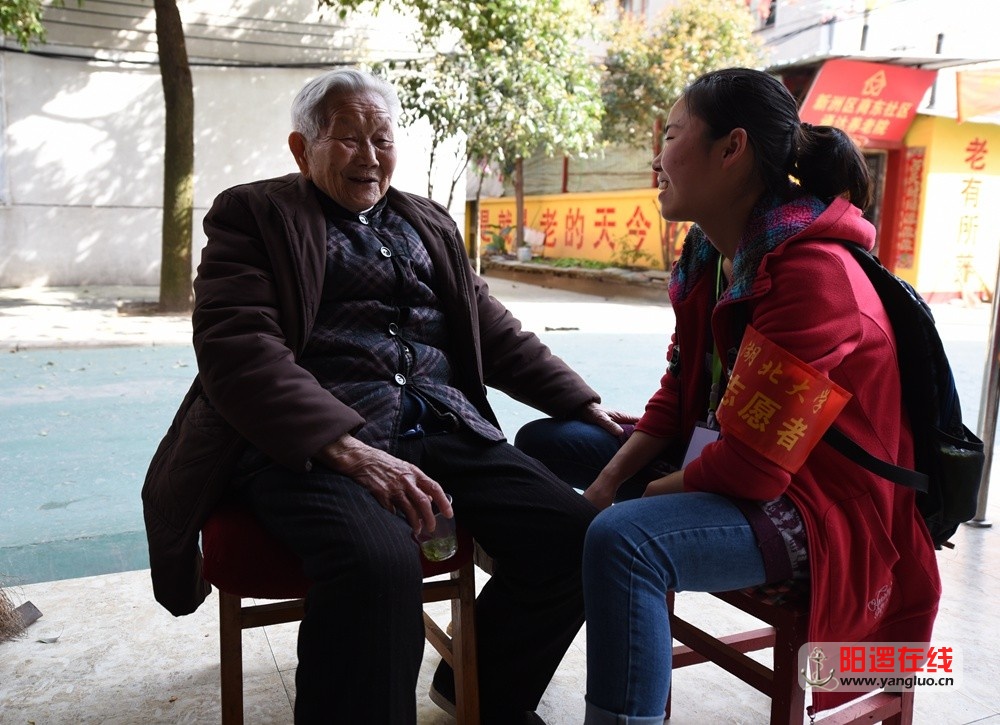 湖北大学微力量志愿服务陪老人聊天.jpg