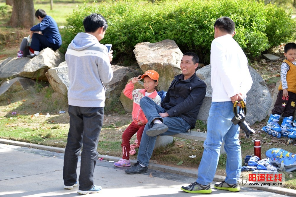 柴泊湖广场上找穿白袜子的人合影.jpg