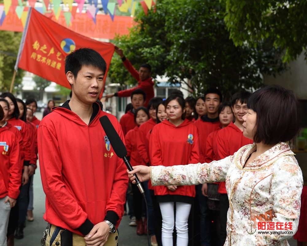 阳逻韵之声艺术学校校长曹前程接受新洲电视台采访.jpg