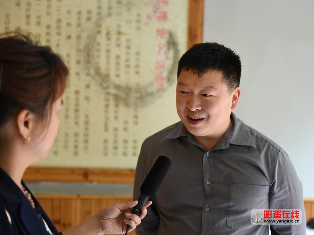 新洲电视台和网络媒体采访阳逻人家菜馆发起人余前.jpg