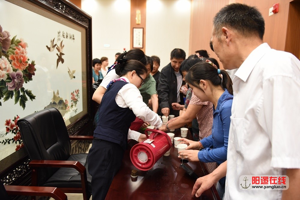 市民之家工作人员泡茶.jpg