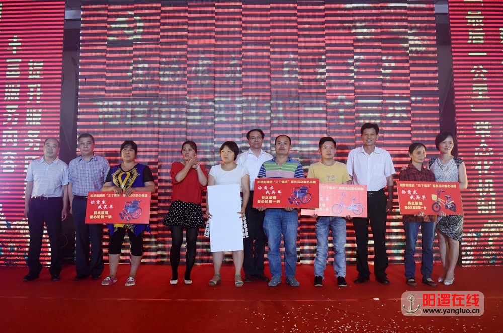 阳逻街将礼物送到困难群众手中.jpg