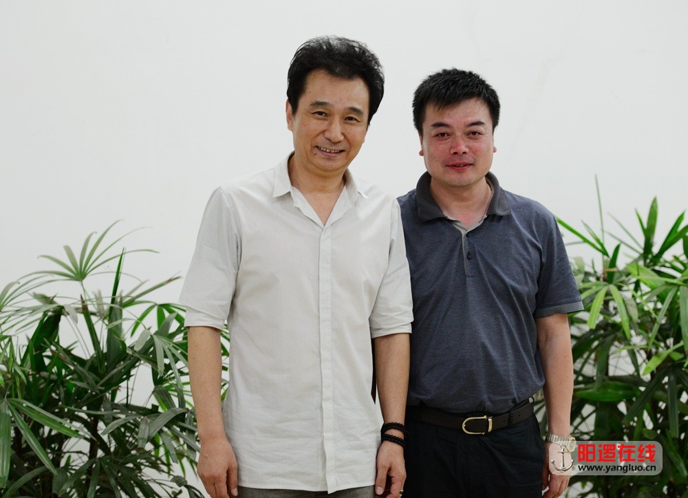 阳逻街党工委书记余建军（右）和武汉说唱团副团长田克兢（左）合影.jpg