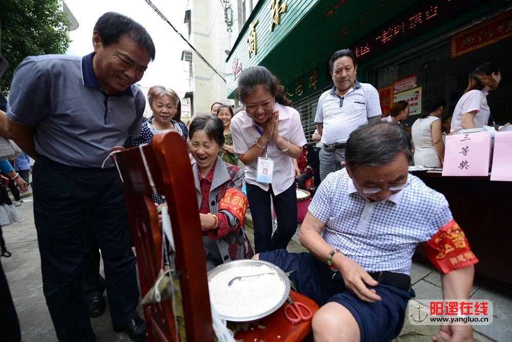 阳逻商东社区包粽子比赛.jpg
