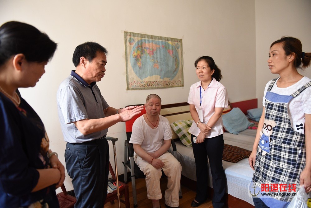 新洲区残联李仲平书记看望商东社区伤残人.jpg
