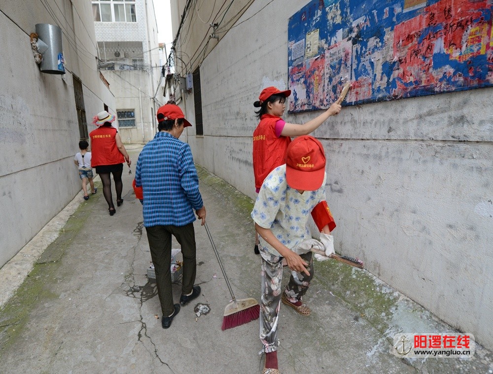 阳逻朝家山社区工作人员清理牛皮癣广告.jpg