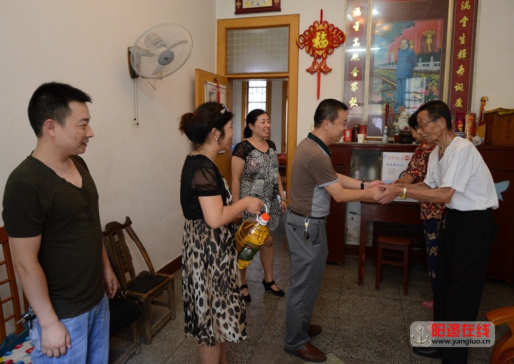 新洲区房管局副局长汪文海慰问阳逻朝家山社区特困户.jpg
