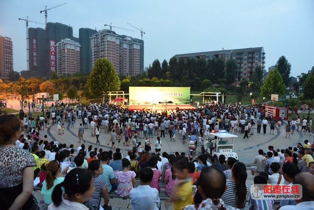 柴泊湖广场房产志愿服务社区行晚会.jpg