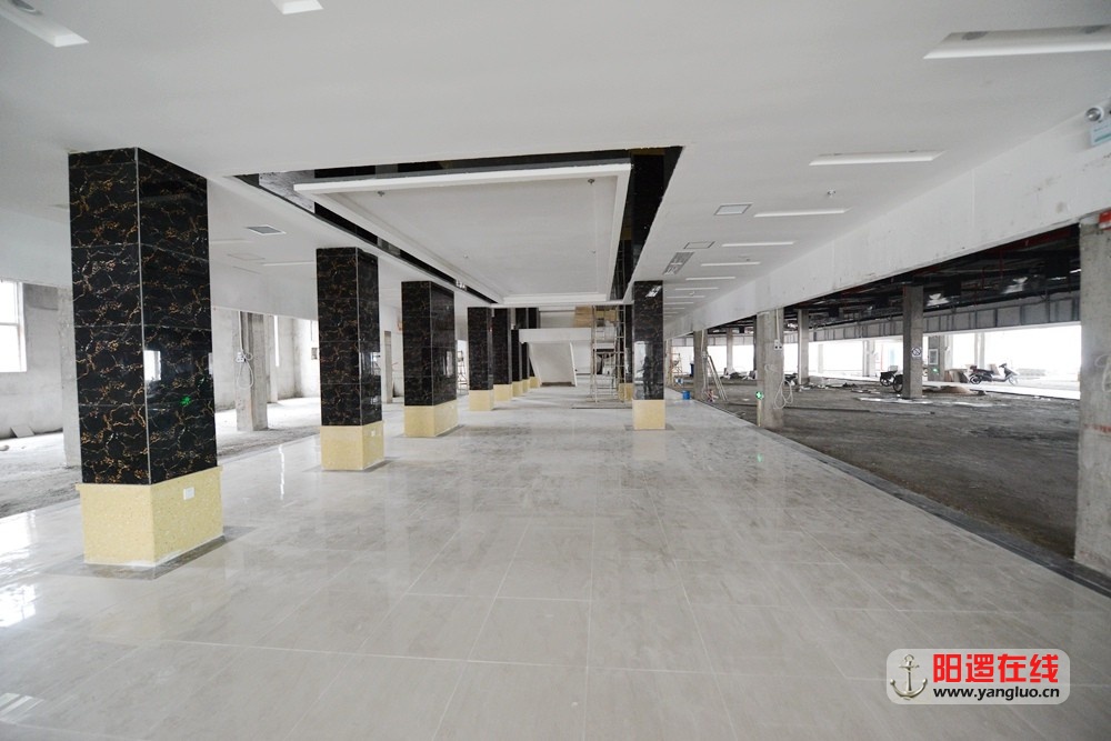 阳逻建材广场一楼的地砖铺设基本完毕.jpg