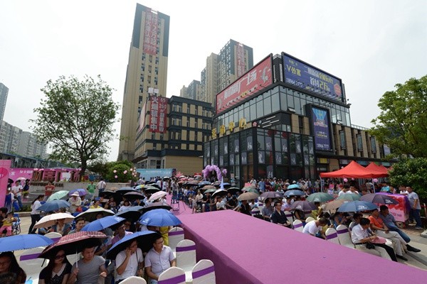 阳逻财富广场相亲活动现场.jpg