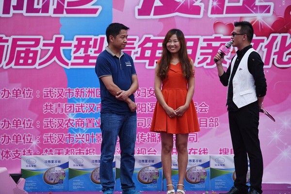 相亲会上配对成功的单身男女.jpg