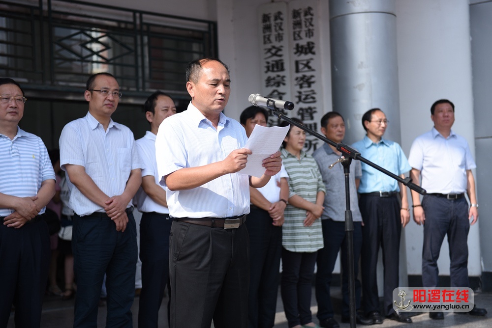 新洲区城乡公交一体化领导小组副组长、区交通局局长夏西学介绍邾城至阳逻、阳逻地区公.jpg