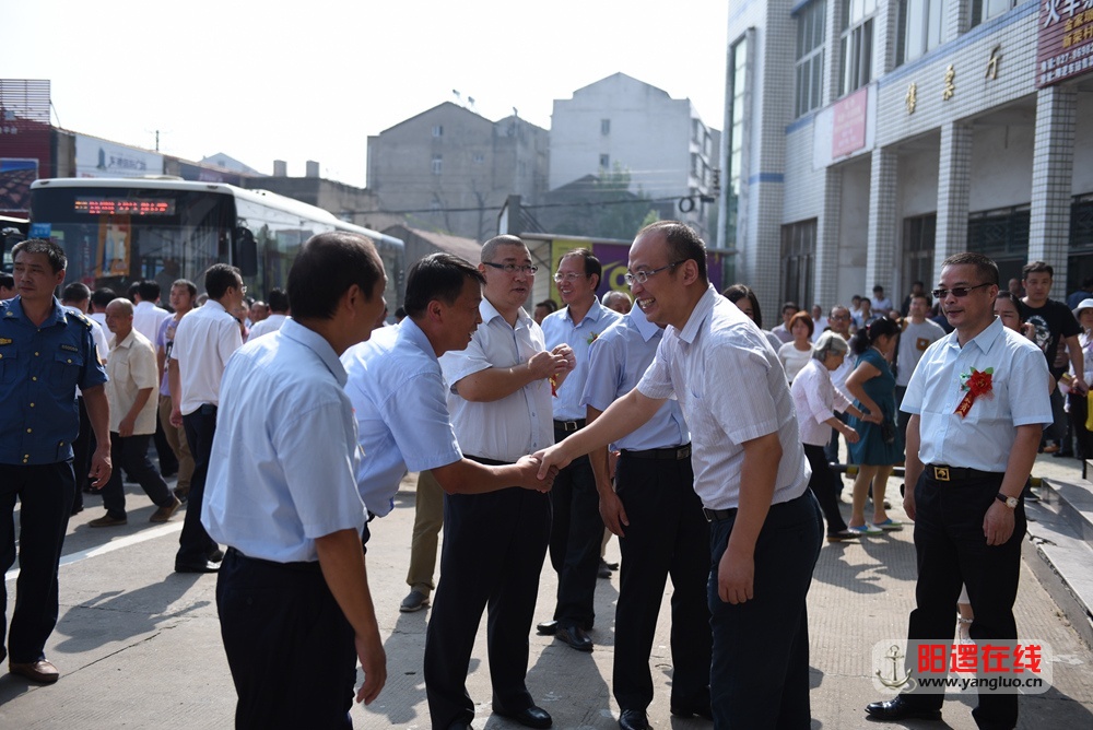 区长周耕和出席剪彩仪式的劳模代表、企业代表、市民代表亲切握手.jpg
