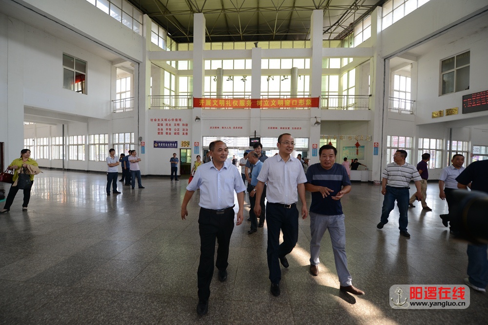 区长周耕调研阳逻汽车客运站.jpg