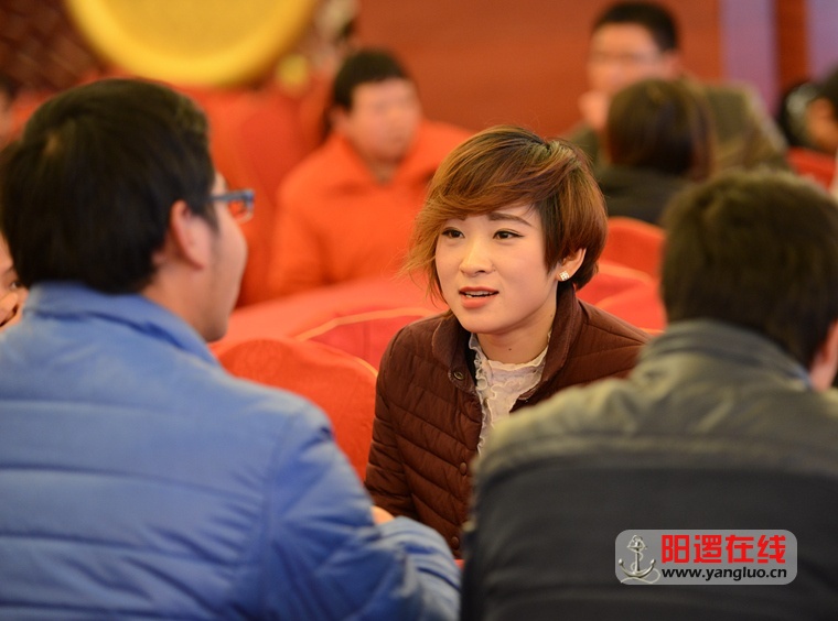 佳阳翠湖里相亲大会的美女.jpg