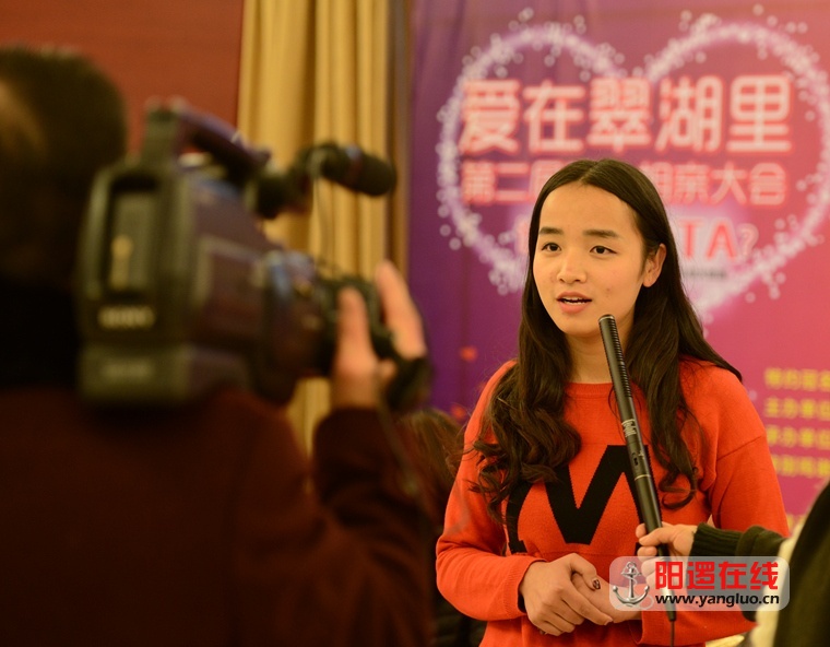 现场美女接受新洲电视台采访.jpg