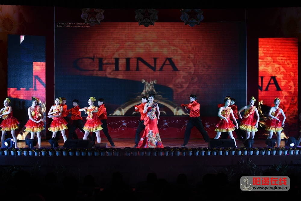 阳逻华彩艺术培训学校表演歌伴舞《欢乐中国》.jpg