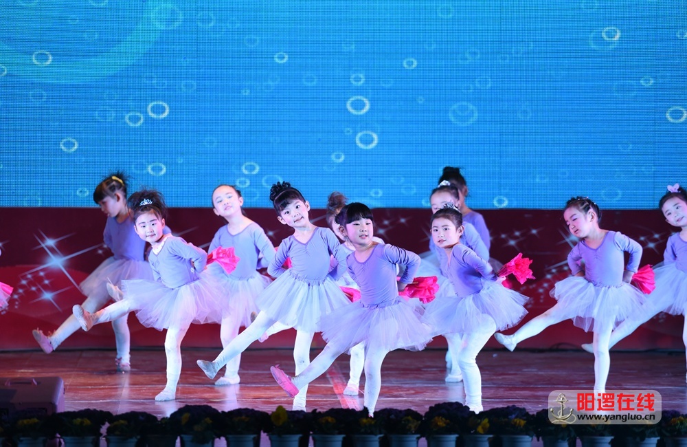 阳逻街第四小学表演民族舞《春晓》.jpg