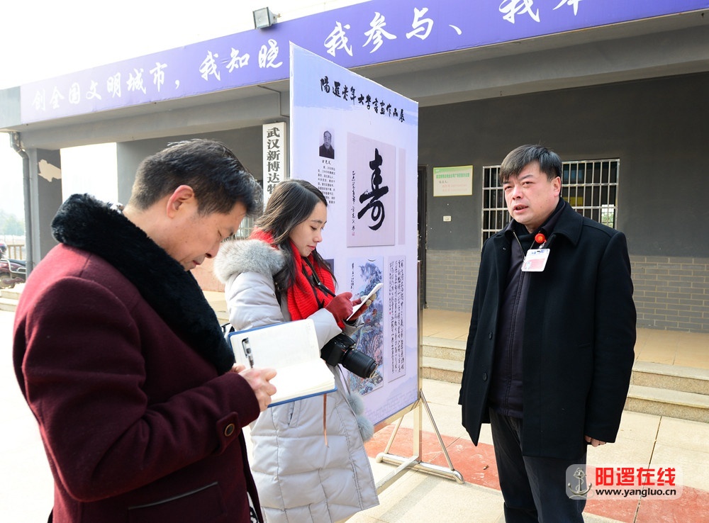 新华社记者采访阳逻街党工委书记余建军.jpg