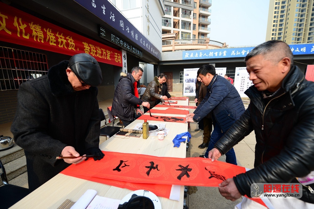 “春联进万家”在阳逻街举行2.jpg