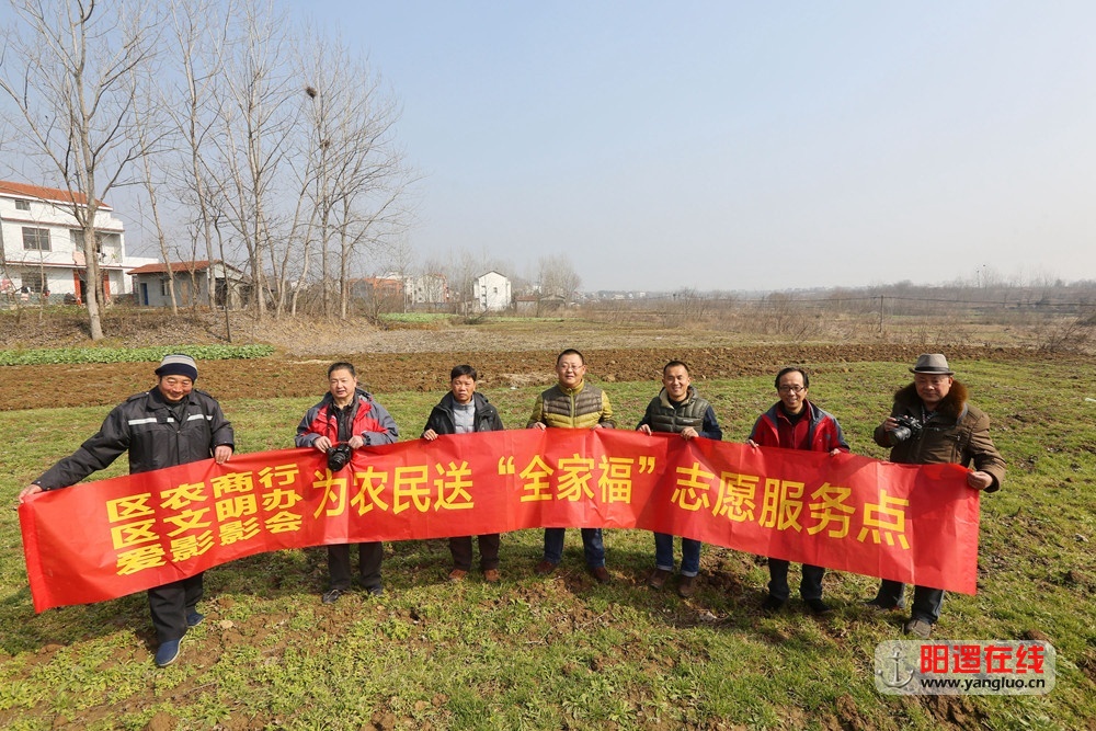 新洲区“爱影影会”摄影家志愿者为村民免费拍摄全家福.jpg