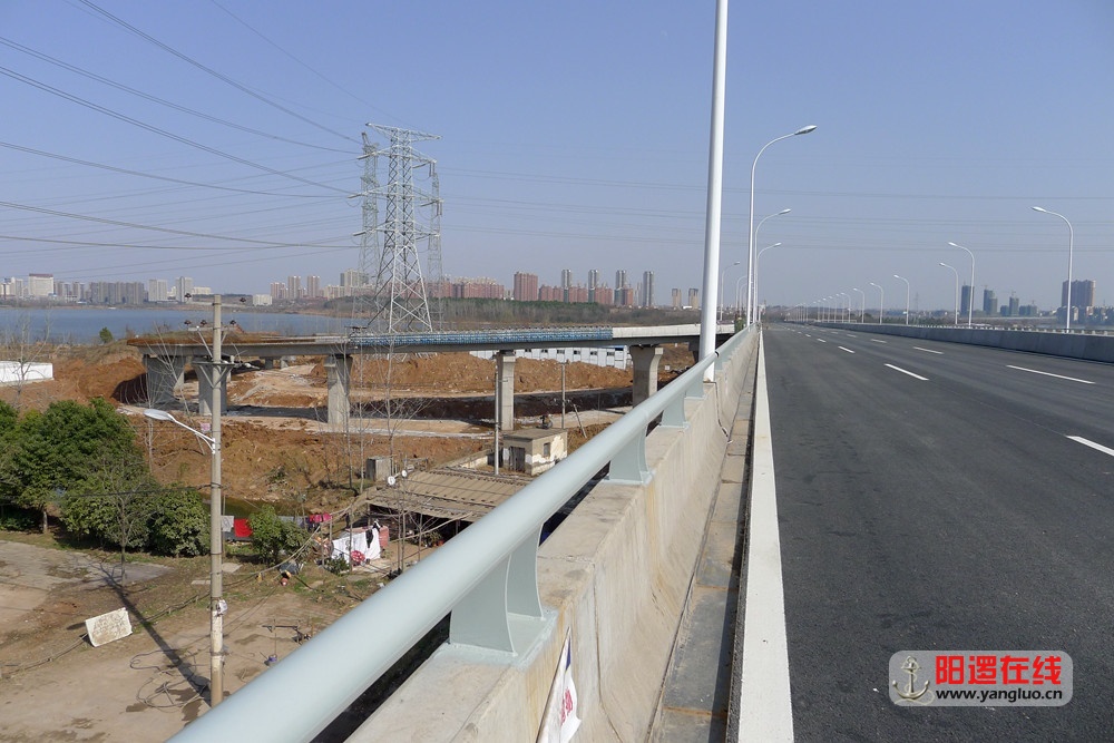 阳逻平江大道上江北快速路的引桥匝道.jpg