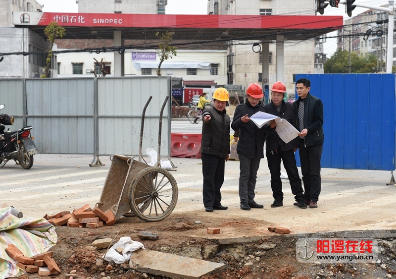 市政工程负责人现场指挥施工.jpg
