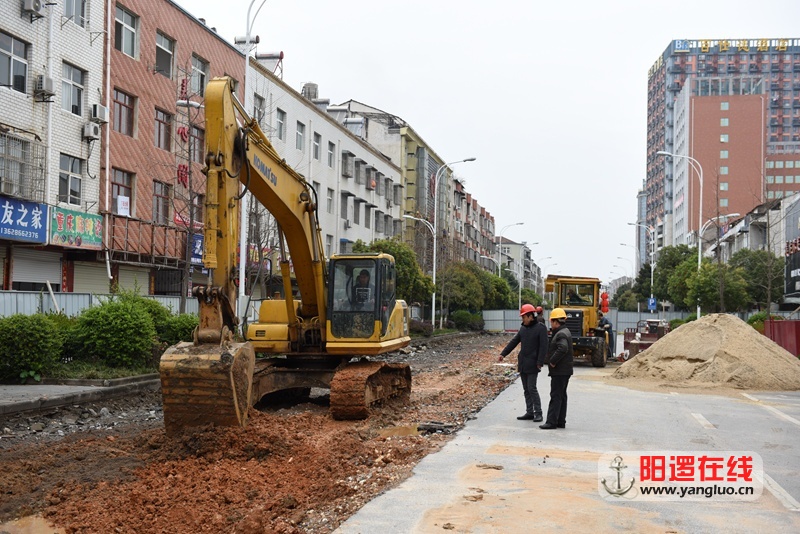挖掘机挖开路面.jpg
