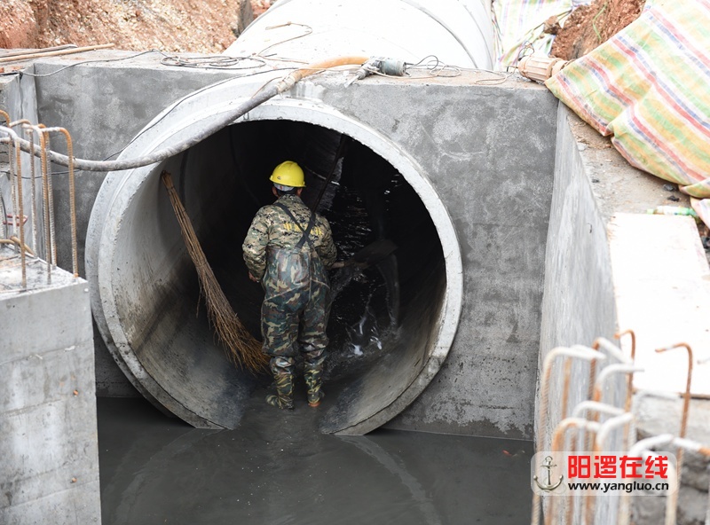 工人清除管道淤泥.jpg