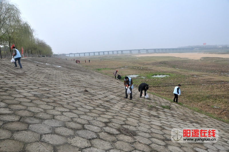 在举水河大坝上捡垃圾.jpg