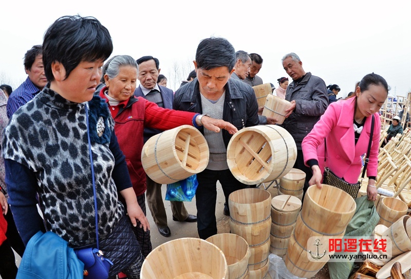 旧街花朝街上，木质“电饭煲”受青睐。吴毅摄影.jpg