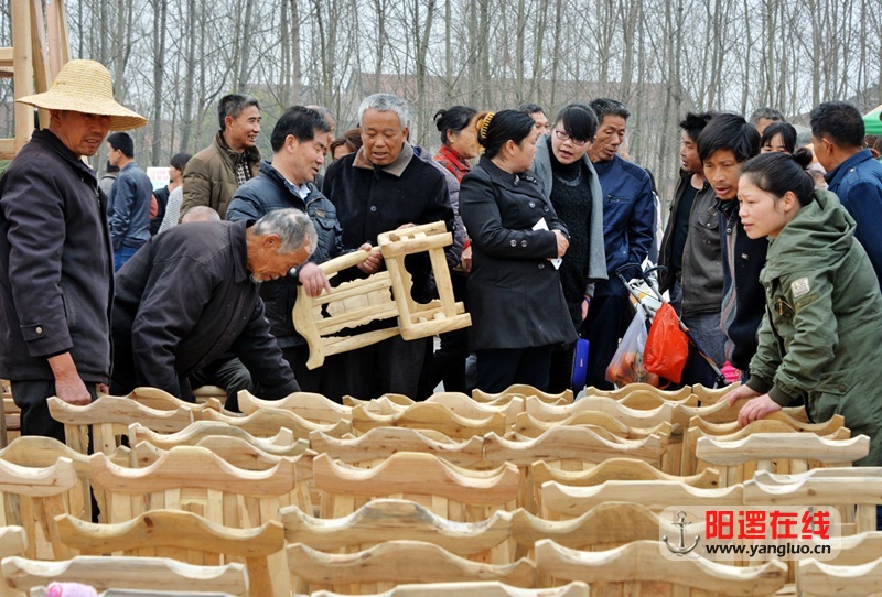 手工椅子交易现场。吴毅摄影.jpg