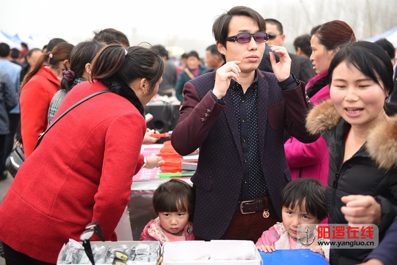 孪生姐妹陪爸爸选墨镜。冯伟华摄影.jpg